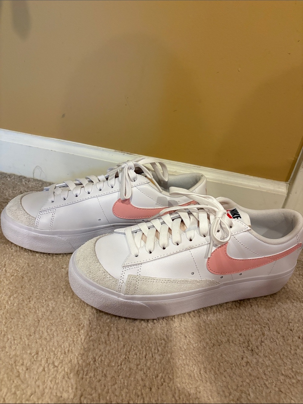 Nike Women’s White Low-Top Court Legacy Size 8 (Never worn)